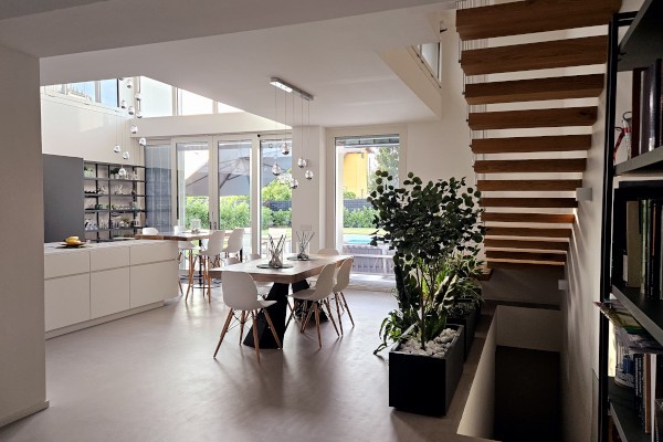 Luce Naturale e Stile Minimal: Una villa dal Carattere Unico 01a