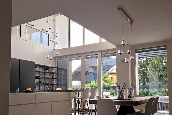 Luce Naturale e Stile Minimal: Una villa dal Carattere Unico 01b